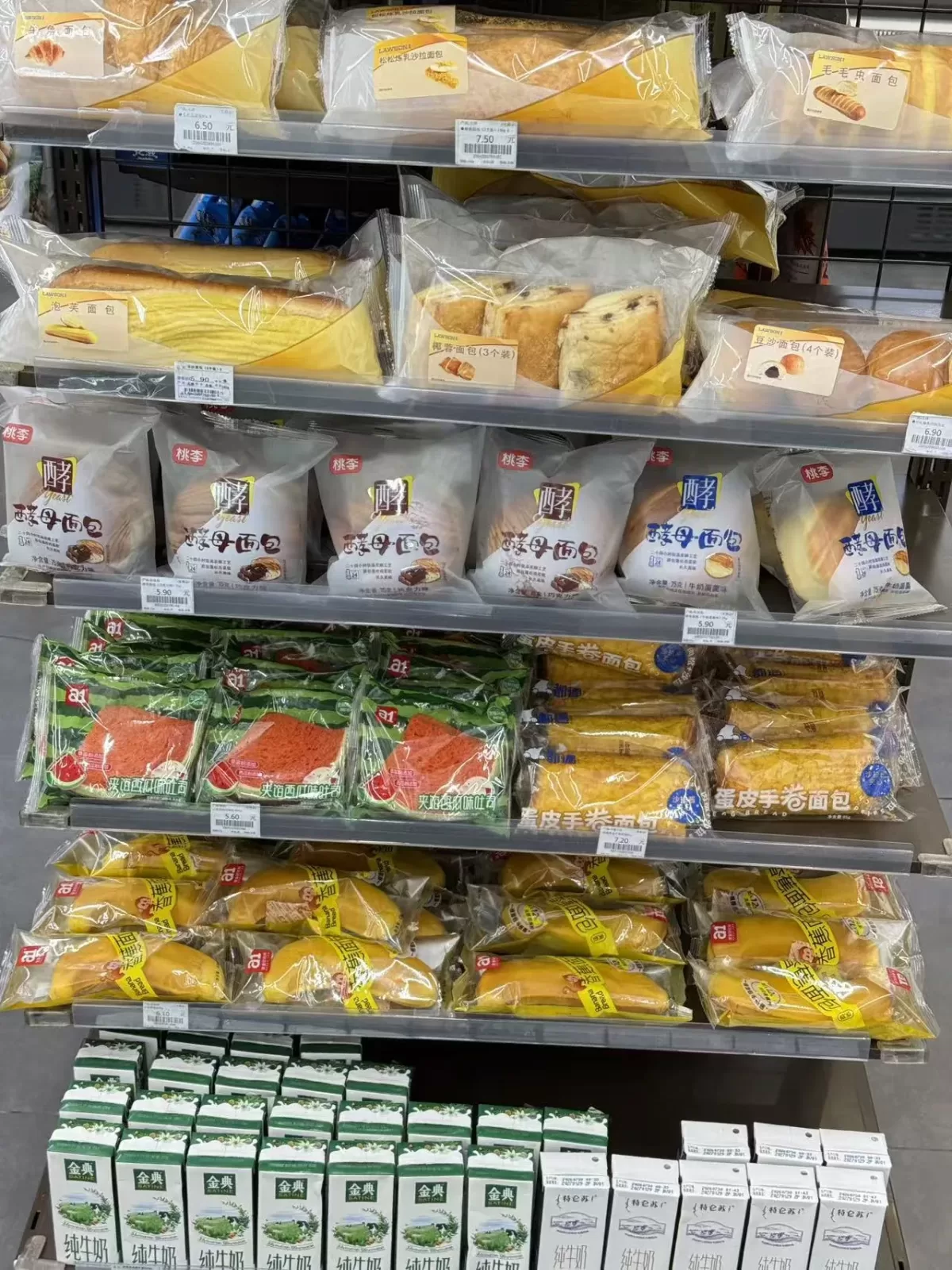 Produits de boulangerie sur un rayon de magasin de proximité — le plan de rayon que l'assortiment doit remplir