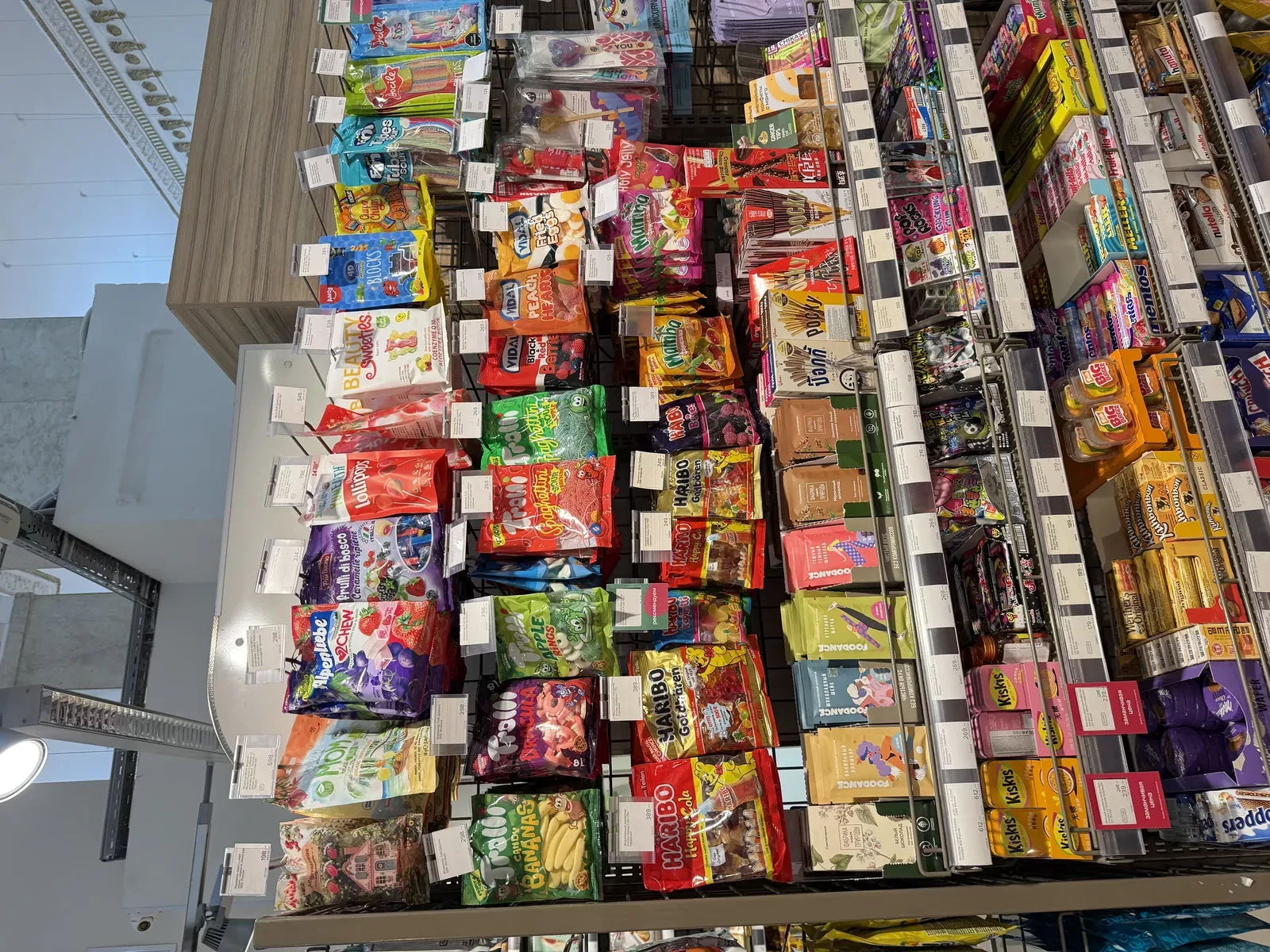 Mur confiserie dans un supermarché russe — la confiserie en sachet domine plusieurs niveaux de linéaire